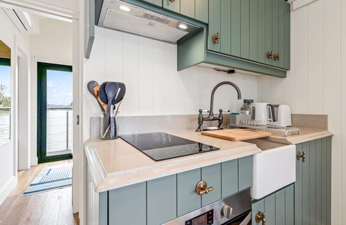 Henley Apartment | Ondine Houseboat on the Thames - From 160 Per Night