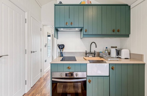 Henley Apartment | Ondine Houseboat on the Thames - From 160 Per Night