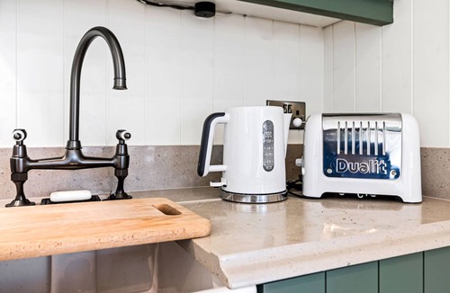 Henley Apartment | Ondine Houseboat on the Thames - From 160 Per Night