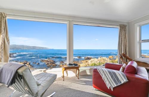 Houghton Bay Villa | Pacific Ocean seafront home near airport