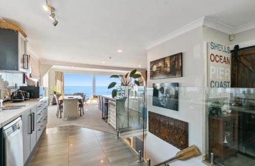 Houghton Bay Villa | Pacific Ocean seafront home near airport