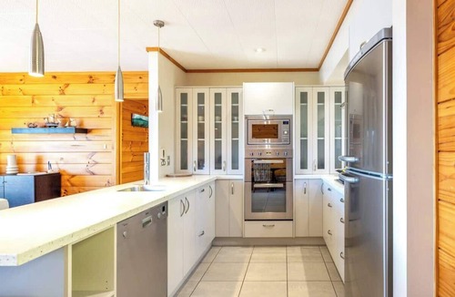Surfdale House | Palms on Kennedy Point - Waterfront house with Spa