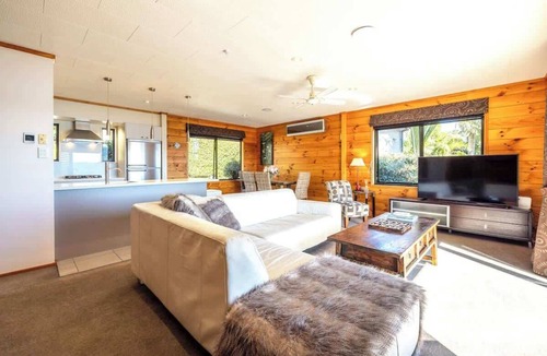 Surfdale House | Palms on Kennedy Point - Waterfront house with Spa