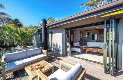 Surfdale House | Palms on Kennedy Point - Waterfront house with Spa