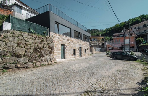 Santa Maria da Feira House | Panoramic Douro River Views. Modern Riverside Retreat . River Beach Nearby