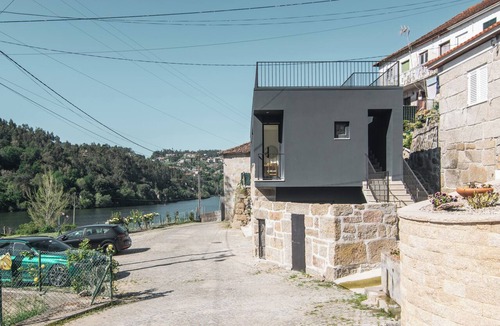 Santa Maria da Feira House | Panoramic Douro River Views. Modern Riverside Retreat . River Beach Nearby