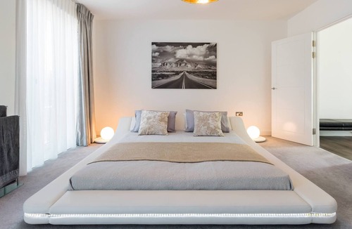Stratford and New Town Apartment | Panoramic Park And City Penthouse Retreat