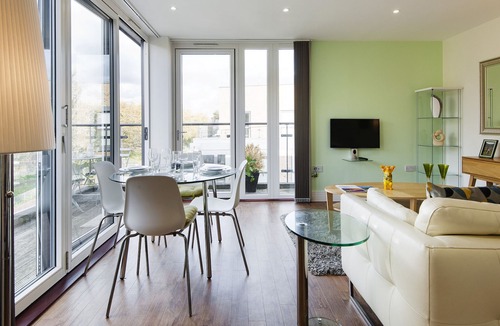 Bow West Apartment | Panoramic Victoria Park Home close to Stratford by UnderTheDoormat