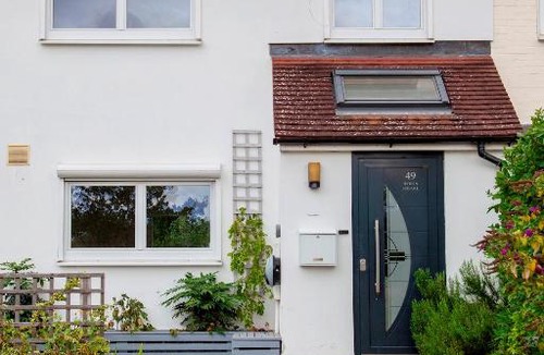 Trumpington House | Pass the Keys 49 Byron Square Modern and Spacious 3 Bed Home with Free Parking