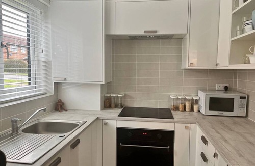Borehamwood House | Pass the Keys | Cosy One Bedroom House with Parking