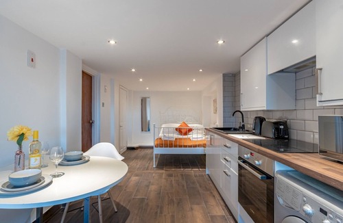 Basildon Apartment | Pass the Keys | Cosy Studio in Basildon | Sleeps up to 4