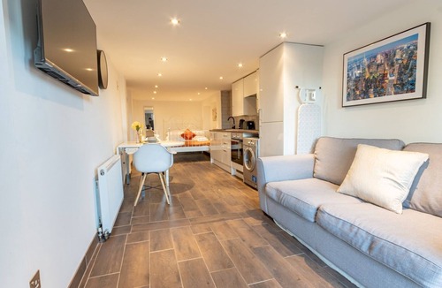 Basildon Apartment | Pass the Keys | Cosy Studio in Basildon | Sleeps up to 4