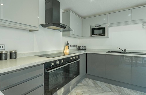Basildon House | Pass the Keys | Large 4 Bedroom Home | Stunning views | Contractor