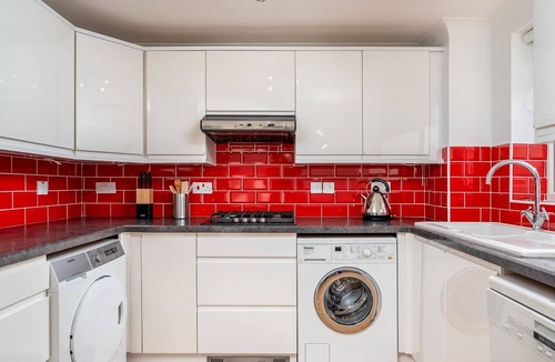 Borehamwood House | Pass the Keys | Stylish 4 Bedroom Home with Parking in Borehamwood