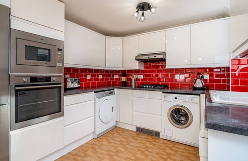 Borehamwood House | Pass the Keys | Stylish 4 Bedroom Home with Parking in Borehamwood