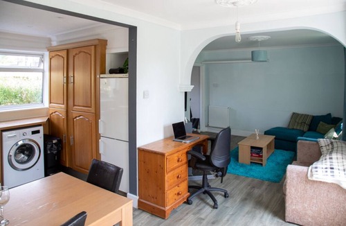 Woodingdean House | Peaceful 2 Bedroom House w/Free Parking + Sea View, close to the South Downs