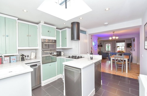 Arundel House | PEACEFUL, CENTRAL LUXURY COTTAGE WITH PARKING,WATERSIDE TERRACE