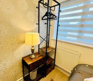 Nottingham House | Peaceful & Convenient For business Trip & Families holiday & working proffesional-long term deals available , M1 J25-10Min , WI-Fi 500Mb , Netflix , Secure Huge Private garden with 6 cars parking space , Fully equiped kitchen , Few local shops near by