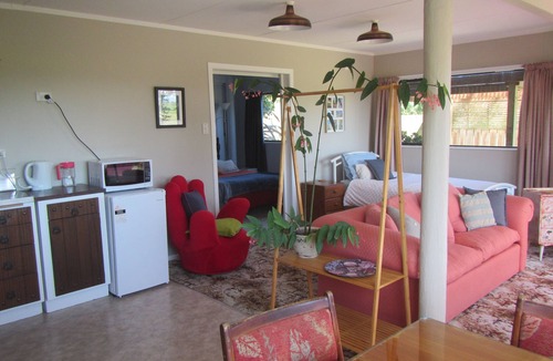 Waitakaruru Apartment | Peaceful Miranda area and less than an hour to Auckland Sleeps three