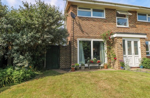 Rustington Cottage | PEBBLE PLACE, pet friendly, country holiday cottage in Rustington