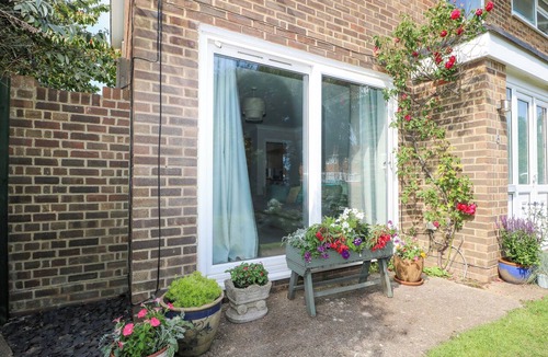 Rustington Cottage | PEBBLE PLACE, pet friendly, country holiday cottage in Rustington