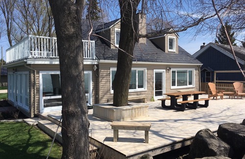 Leamington Cottage | 'PELEE SHORES' Point Pelee Lakefront Vacation Cottage