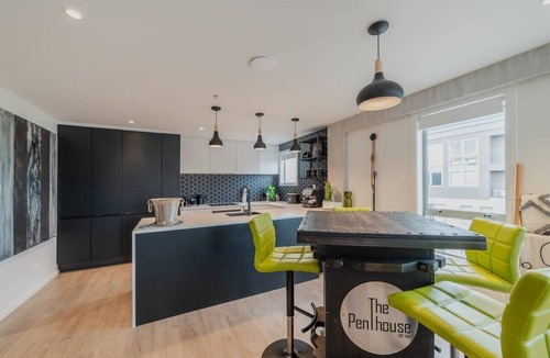 Christchurch City Centre Apartment | Penthouse Perfection - 2BR Elegance on Worcester St
