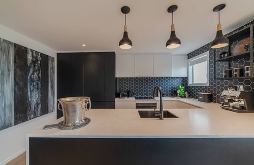 Christchurch City Centre Apartment | Penthouse Perfection - 2BR Elegance on Worcester St
