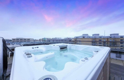 Cambridge Condo | Penthouse with Private Hot Tub | Cambridge Station