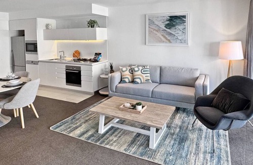 Broadbeach Apartment | Perfect beach pad Oracle Tower 2 Lvl 8 Parking