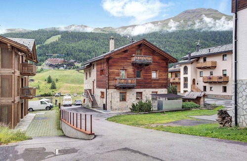 Valtellina Apartment | Pet-Friendly Apartment "Castagne Baitel li Pigna" with Mountain View