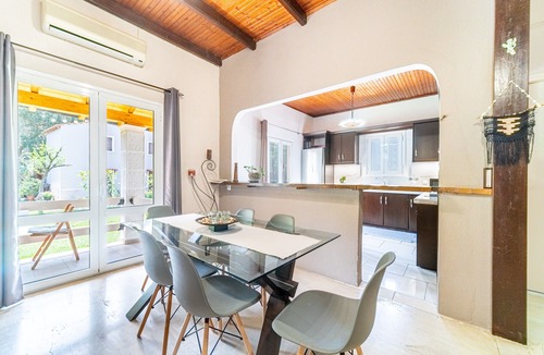 Chlomatiana Apartment | Pet-Friendly Apartment Giourgas House with Mountain View & Terrace