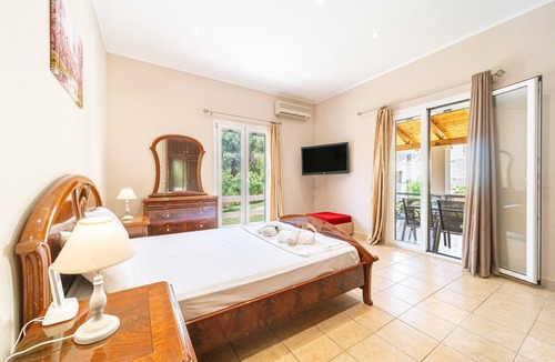 Chlomatiana Apartment | Pet-Friendly Apartment Giourgas House with Mountain View & Terrace