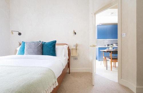 Harringay Apartment | Pet-Friendly Flat with Garden Sleeps 4