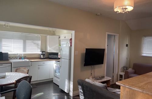 Lower Lonsdale Cottage | Pet friendly lane home, Mins away from mtns & waterfront city of North Vancouver