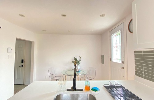 Grimsby Apartment | PET friendly - Sunny 1 Bedroom Apartment ,