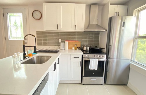 Grimsby Apartment | PET friendly - Sunny 1 Bedroom Apartment ,