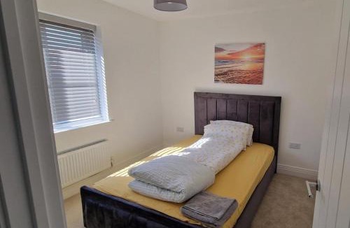 Peterborough House | Peterborough - House - Sleeps 8 - Parking - Garden