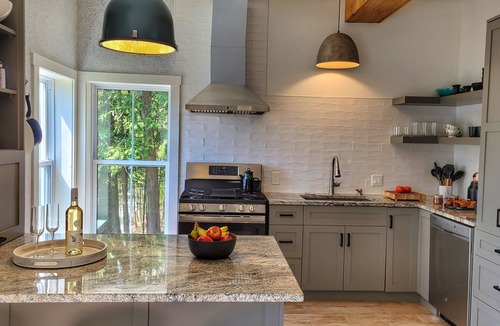 North Hatley Cottage | Picturesque house with lake view & private dock