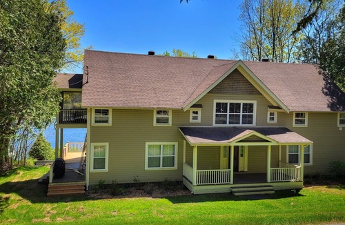 North Hatley Cottage | Picturesque house with lake view & private dock