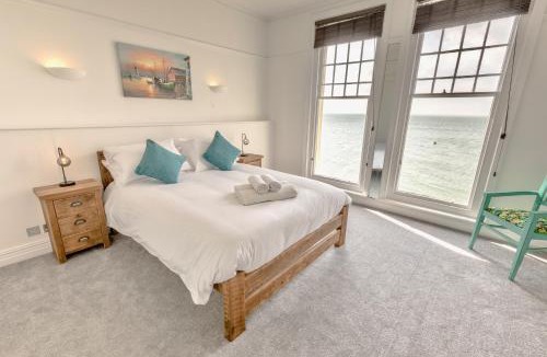 Totland Bay Apartment | Pier View Apartment at Beach House