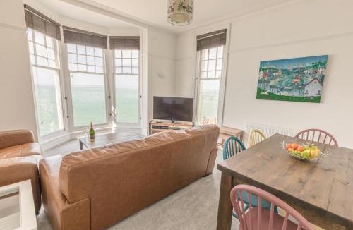 Totland Bay Apartment | Pier View Apartment at Beach House