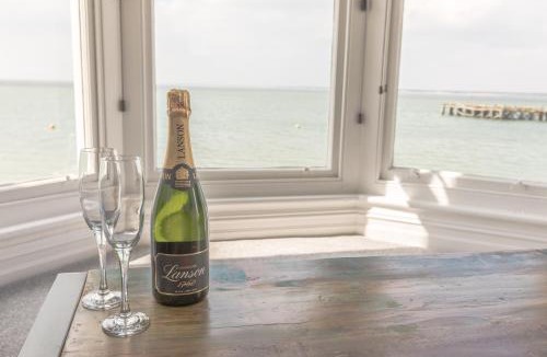 Totland Bay Apartment | Pier View Apartment at Beach House