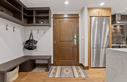 Edwards Condo | Pinecone Lodge - walk to ski lift, hot tub, modern, fireplace