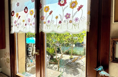 Gaino House | Pink House cottage in a quiet location