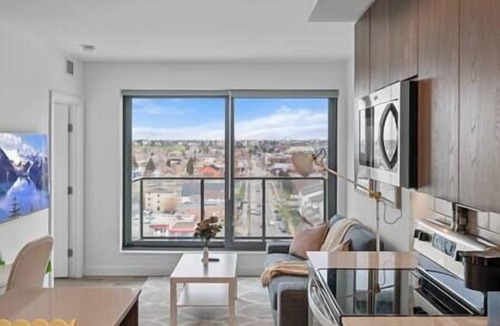 Crescent Heights Apartment | "Pink Lemon" 2BR |Mins to Saddledome|Rooftop Patio