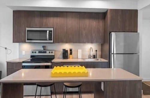 Crescent Heights Apartment | "Pink Lemon" 2BR |Mins to Saddledome|Rooftop Patio