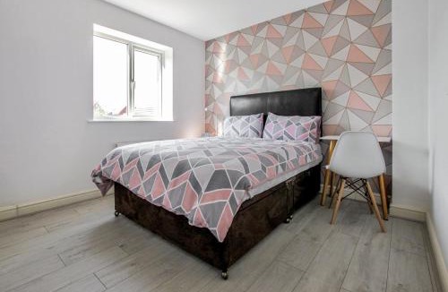 Mickleover House | Pink Sapphire Double Room with En-suite & Wifi