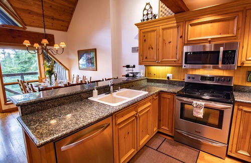 Upper Village House | Pinnacle Ridge 37 – Ski in Ski out, Private Hot Tub, Wood Fireplace