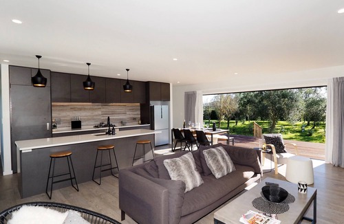 Martinborough Cottage | Pinot Longbox - Martinborough Holiday Home